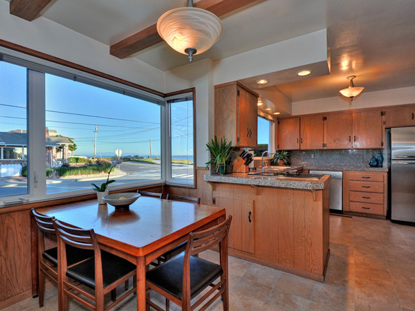 Santa Cruz Vacation Rental - 1600 West Cliff - Eat in dining and kitchen